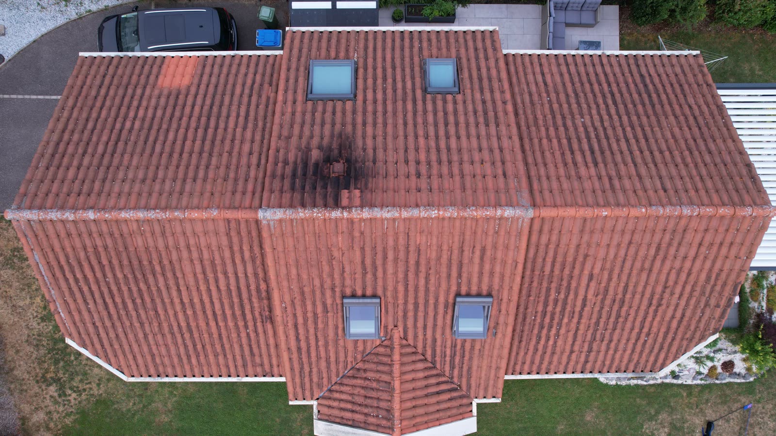Toiture après 7 mois, action lente sans chlore, Lay-Saint-Christophe (54) — avant intervention
