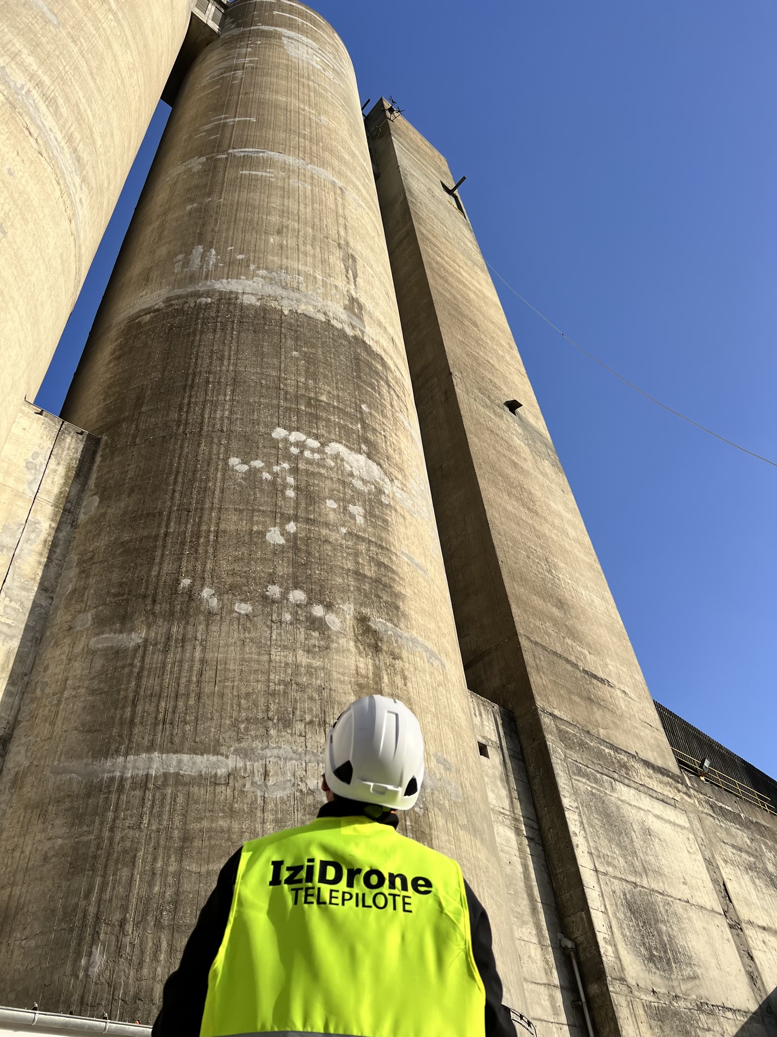 Intervention IziDrone sur le silo Eqiom à 70 m de hauteur